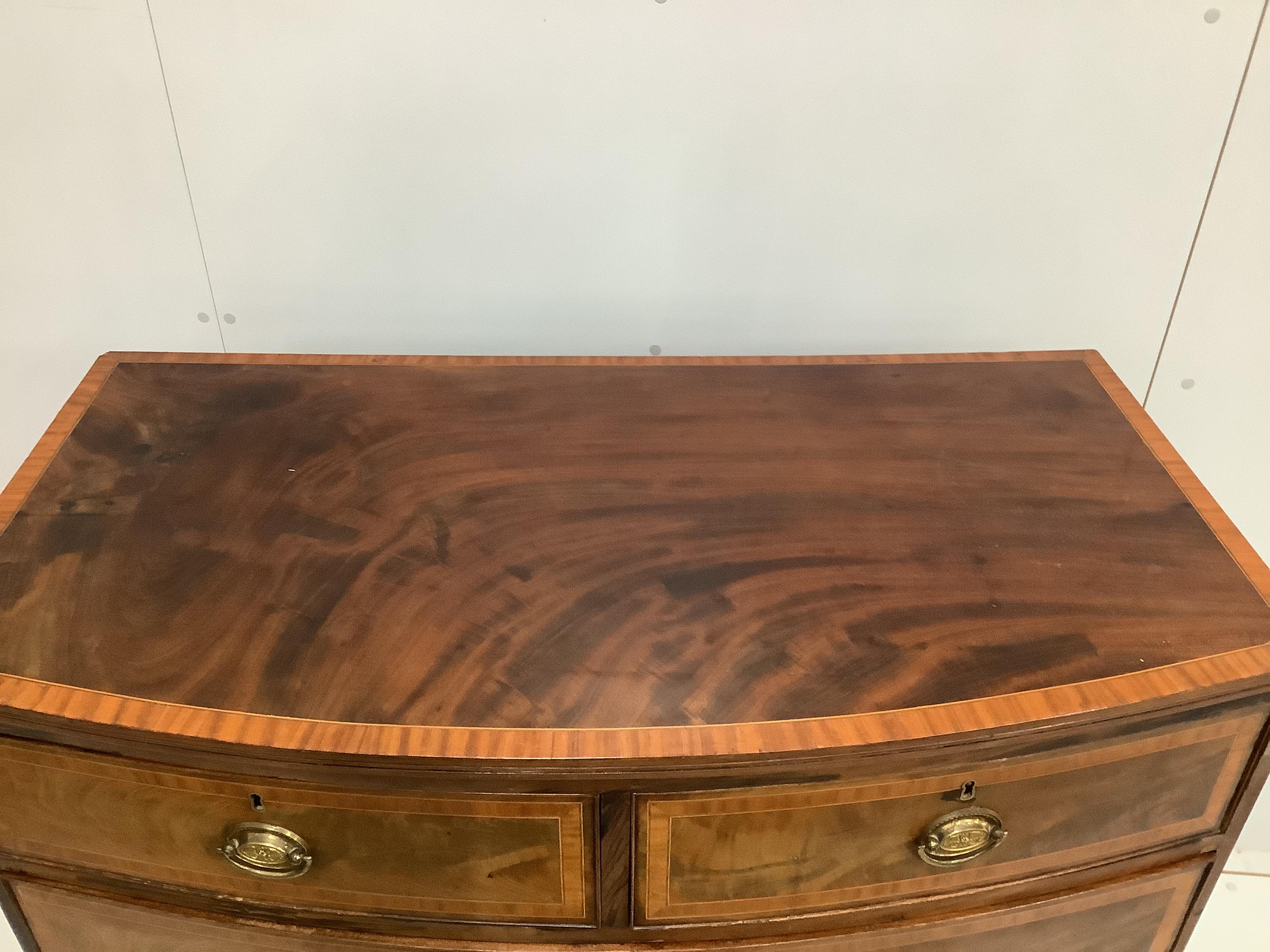 A Regency satinwood banded mahogany bow fronted chest of drawers, width 105cm, depth 55cm, height 104cm